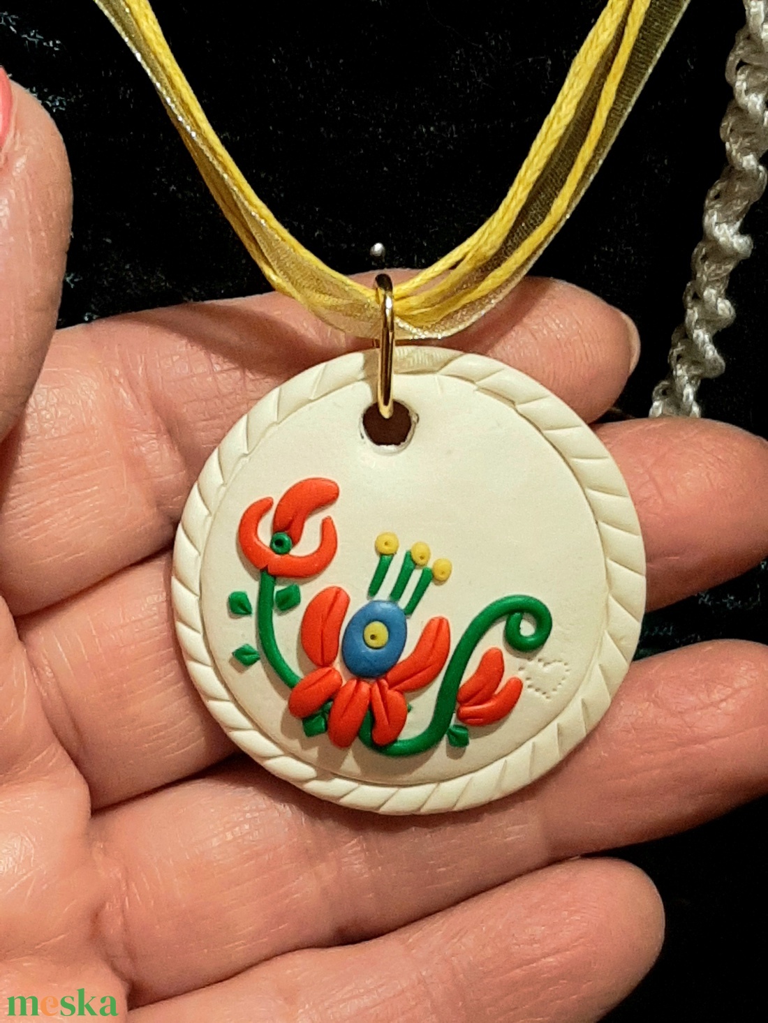 Magyar népies mintás nyaklánc fehér alapon 1 - ékszer - nyaklánc - medál - Meska.hu
