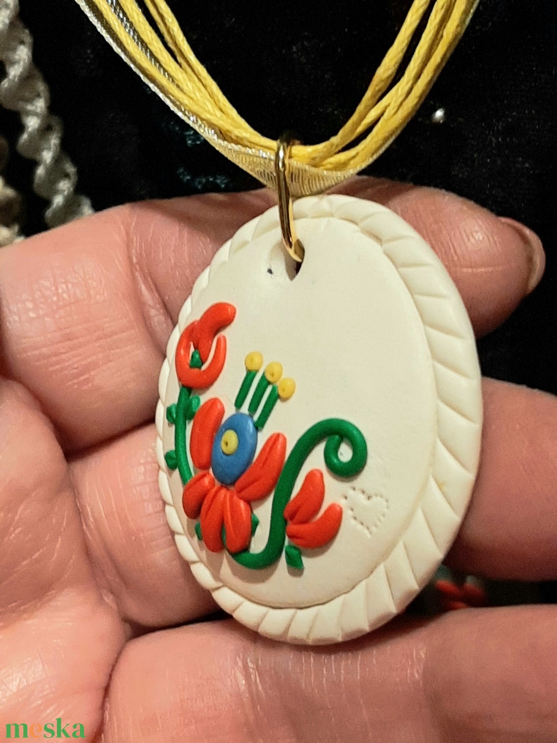 Magyar népies mintás nyaklánc fehér alapon 1 - ékszer - nyaklánc - medál - Meska.hu
