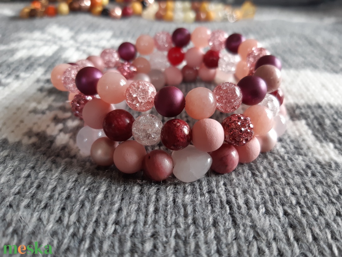 Harmónia karkötő eperkrém Jádéval és Rodonittal - ékszer - karkötő - gyöngyös karkötő - Meska.hu