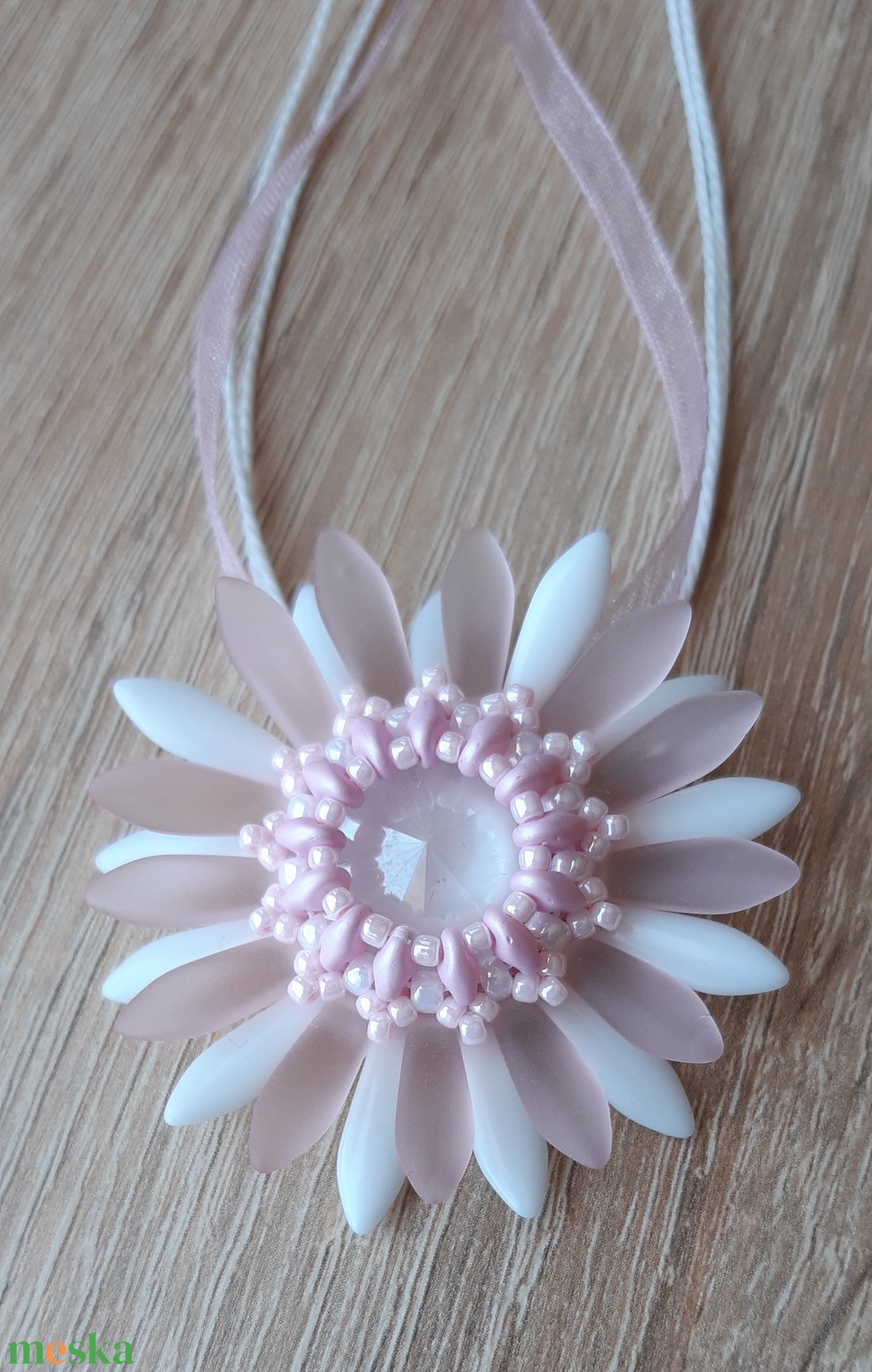 Rózsaszín, fehér Gerbera medál - ékszer - nyaklánc - medál - Meska.hu Rózsaszín, fehér Gerbera medál - ékszer - nyaklánc - medál - Meska.hu