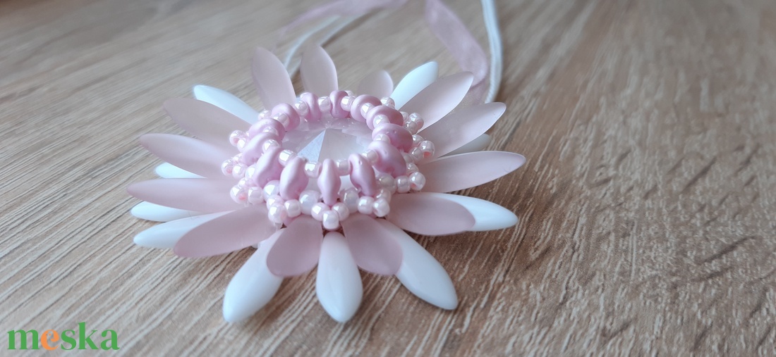 Rózsaszín, fehér Gerbera medál - ékszer - nyaklánc - medál - Meska.hu Rózsaszín, fehér Gerbera medál - ékszer - nyaklánc - medál - Meska.hu