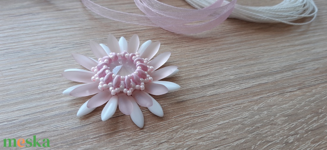 Rózsaszín, fehér Gerbera medál - ékszer - nyaklánc - medál - Meska.hu Rózsaszín, fehér Gerbera medál - ékszer - nyaklánc - medál - Meska.hu