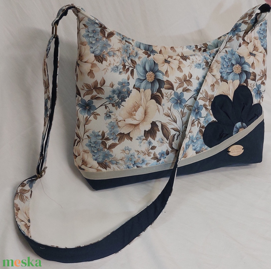 Virágos táska kékben - táska & tok - kézitáska & válltáska - vállon átvethető táska - Meska.hu
