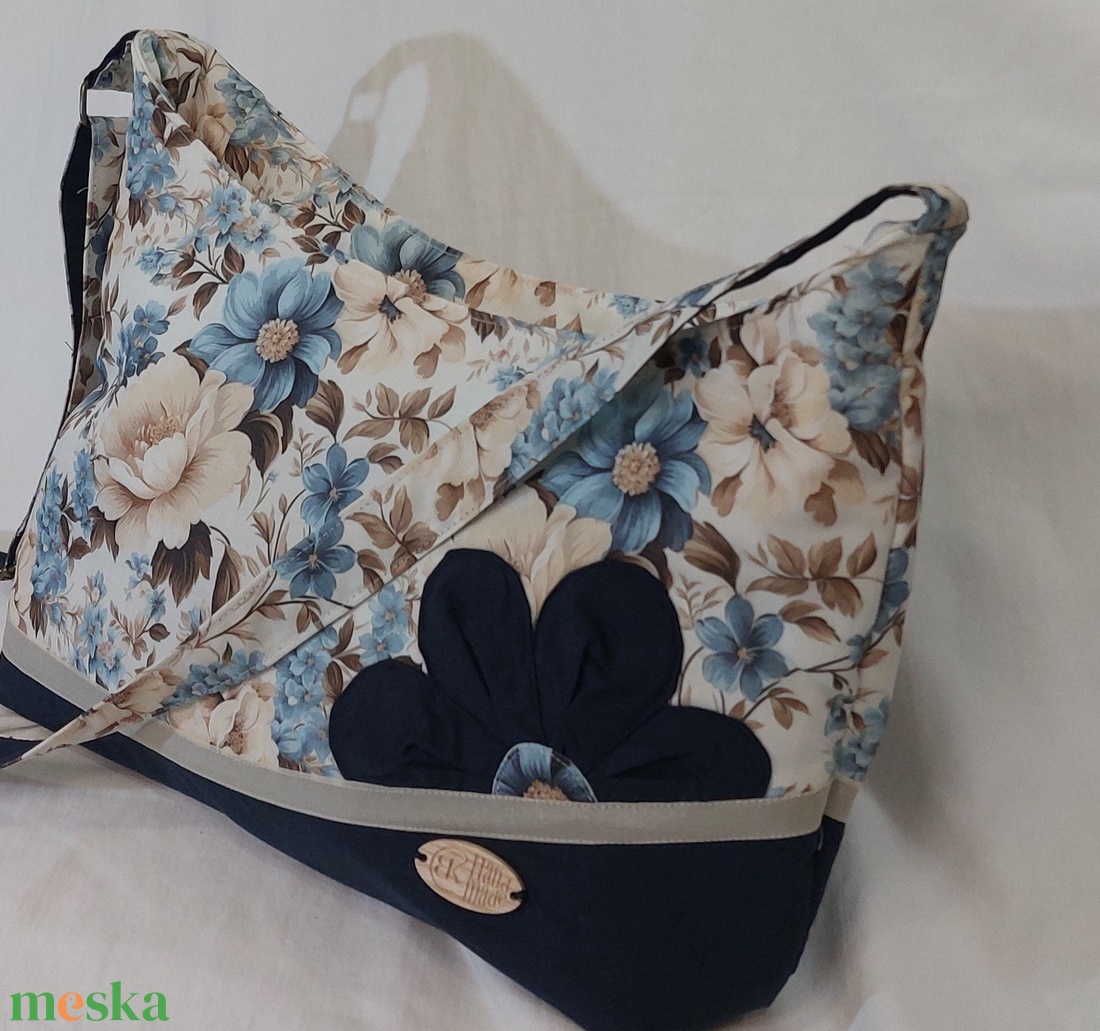 Virágos táska kékben - táska & tok - kézitáska & válltáska - vállon átvethető táska - Meska.hu