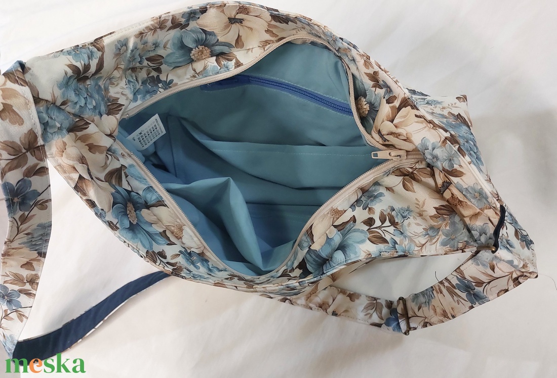 Virágos táska kékben - táska & tok - kézitáska & válltáska - vállon átvethető táska - Meska.hu