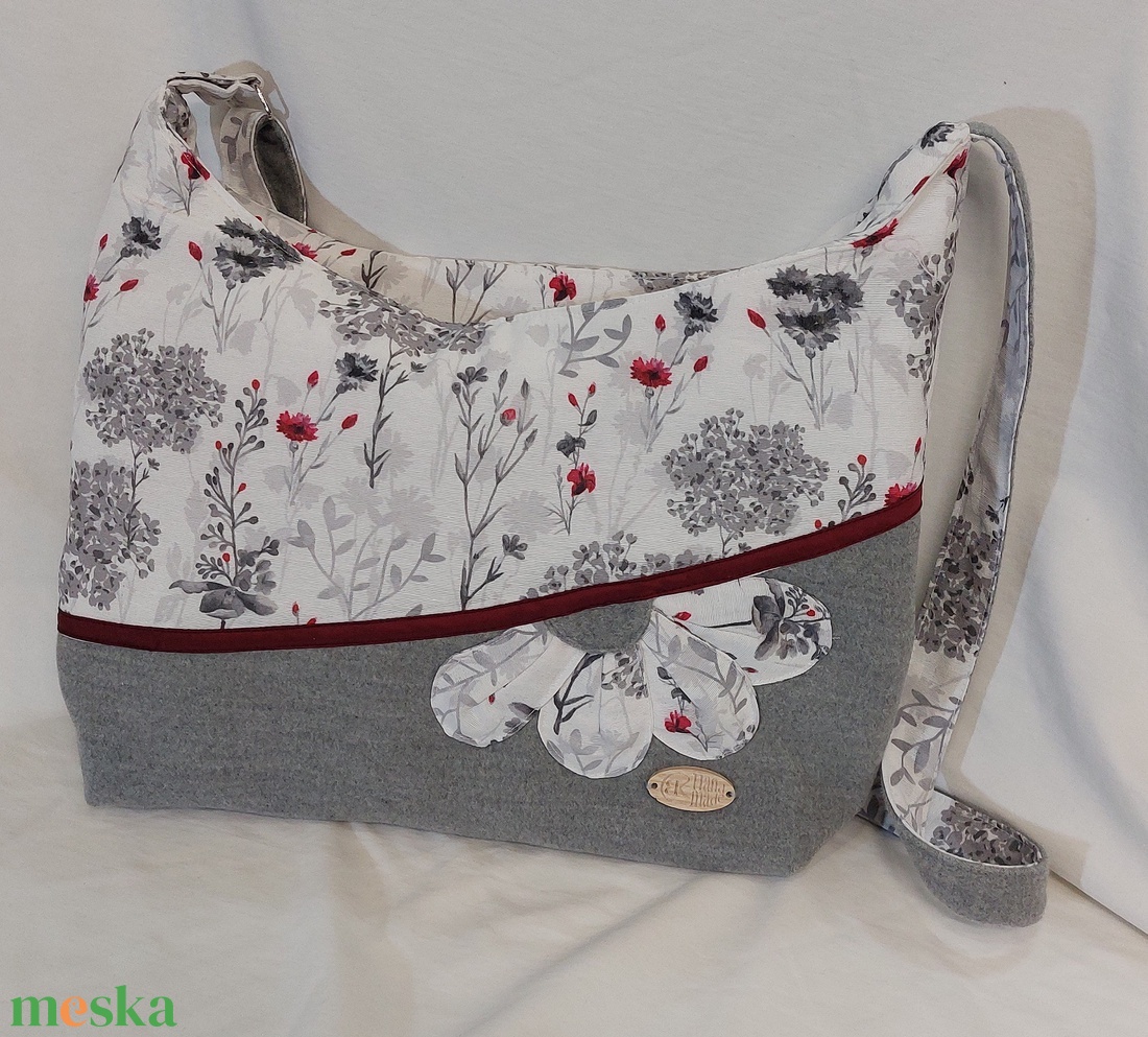 Virágos táska szürkében - táska & tok - kézitáska & válltáska - vállon átvethető táska - Meska.hu