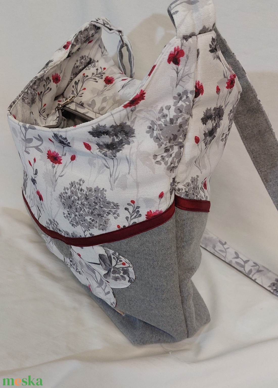 Virágos táska szürkében - táska & tok - kézitáska & válltáska - vállon átvethető táska - Meska.hu
