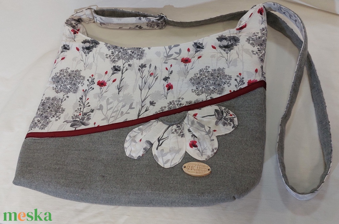 Virágos táska szürkében - táska & tok - kézitáska & válltáska - vállon átvethető táska - Meska.hu