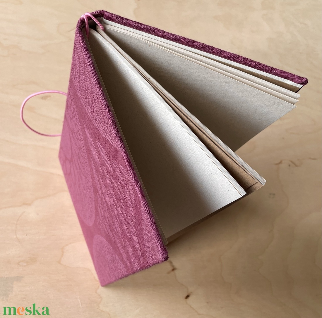 Selymesen fénylő, fésült pamut borítós füzettartó, füzetborító, traveller's notebook, A/5, keménytáblás, lila - otthon & életmód - papír, írószer - könyv- és füzetborító - Meska.hu Selymesen fénylő, fésült pamut borítós füzettartó, füzetborító, traveller's notebook, A/5, keménytáblás, lila - otthon & életmód - papír, írószer - könyv- és füzetborító - Meska.hu