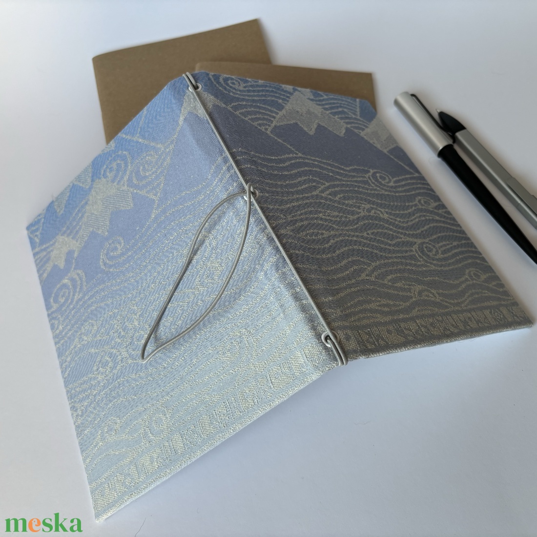 Hegyek és hullámok acélkék textilborítós füzettartó, füzetborító, traveller's notebook, A/5, keménytáblás - otthon & életmód - papír, írószer - könyv- és füzetborító - Meska.hu Hegyek és hullámok acélkék textilborítós füzettartó, füzetborító, traveller's notebook, A/5, keménytáblás - otthon & életmód - papír, írószer - könyv- és füzetborító - Meska.hu