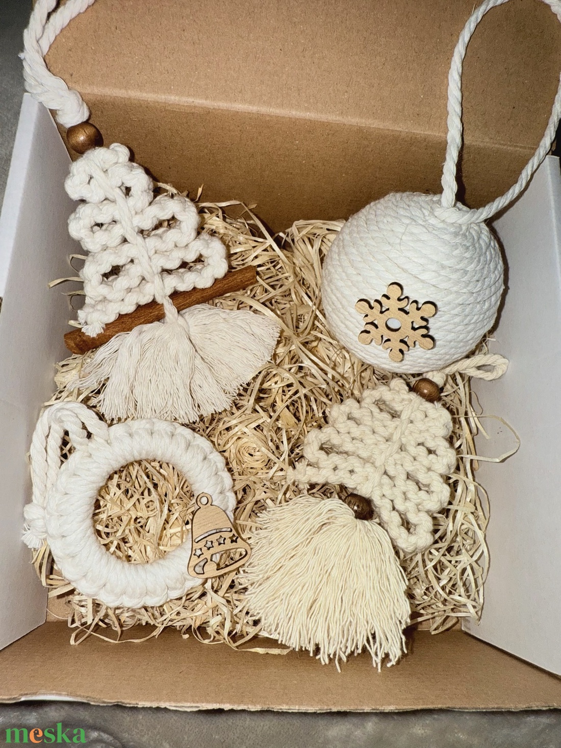 Makramé ajándékok dobozban - karácsony - karácsonyi lakásdekoráció - karácsonyfadíszek - Meska.hu