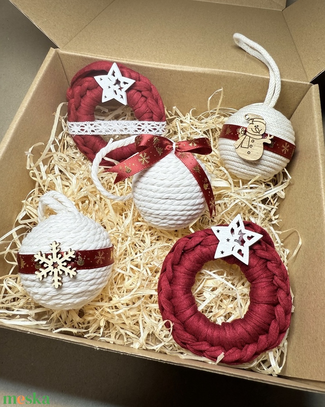 Bordó karácsonyi díszek dobozban - karácsony - karácsonyi lakásdekoráció - karácsonyfadíszek - Meska.hu