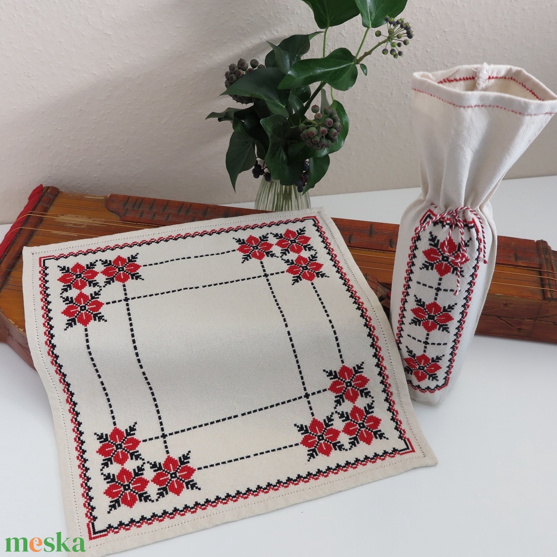 Tiszavidéki, beregi keresztszemes hímzett kisterítő és bortartó szett (1.) - otthon & életmód - konyhafelszerelés, tálalás - tálalás - tálalás - Meska.hu
