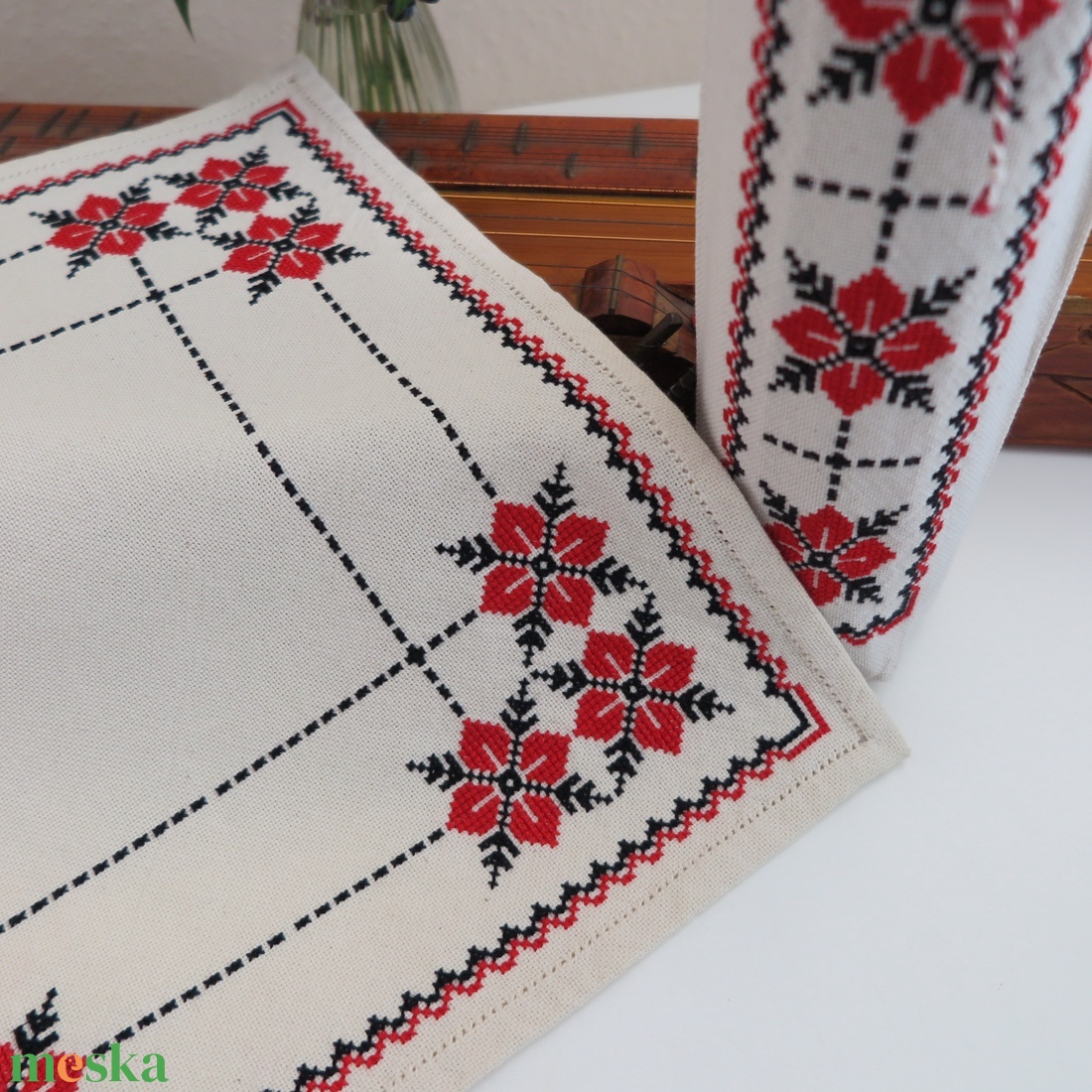 Tiszavidéki, beregi keresztszemes hímzett kisterítő és bortartó szett (1.) - otthon & életmód - konyhafelszerelés, tálalás - tálalás - tálalás - Meska.hu