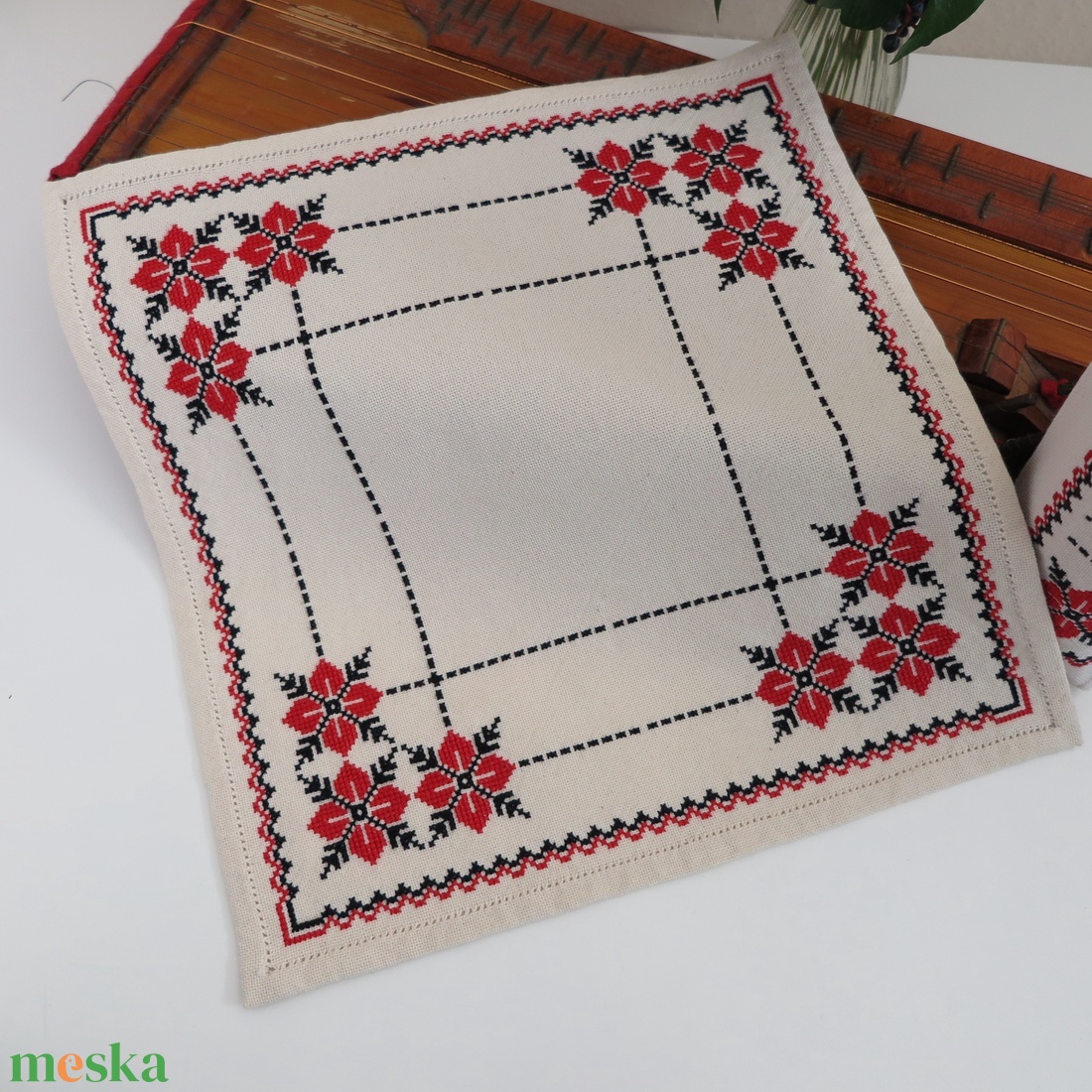 Tiszavidéki, beregi keresztszemes hímzett kisterítő és bortartó szett (1.) - otthon & életmód - konyhafelszerelés, tálalás - tálalás - tálalás - Meska.hu