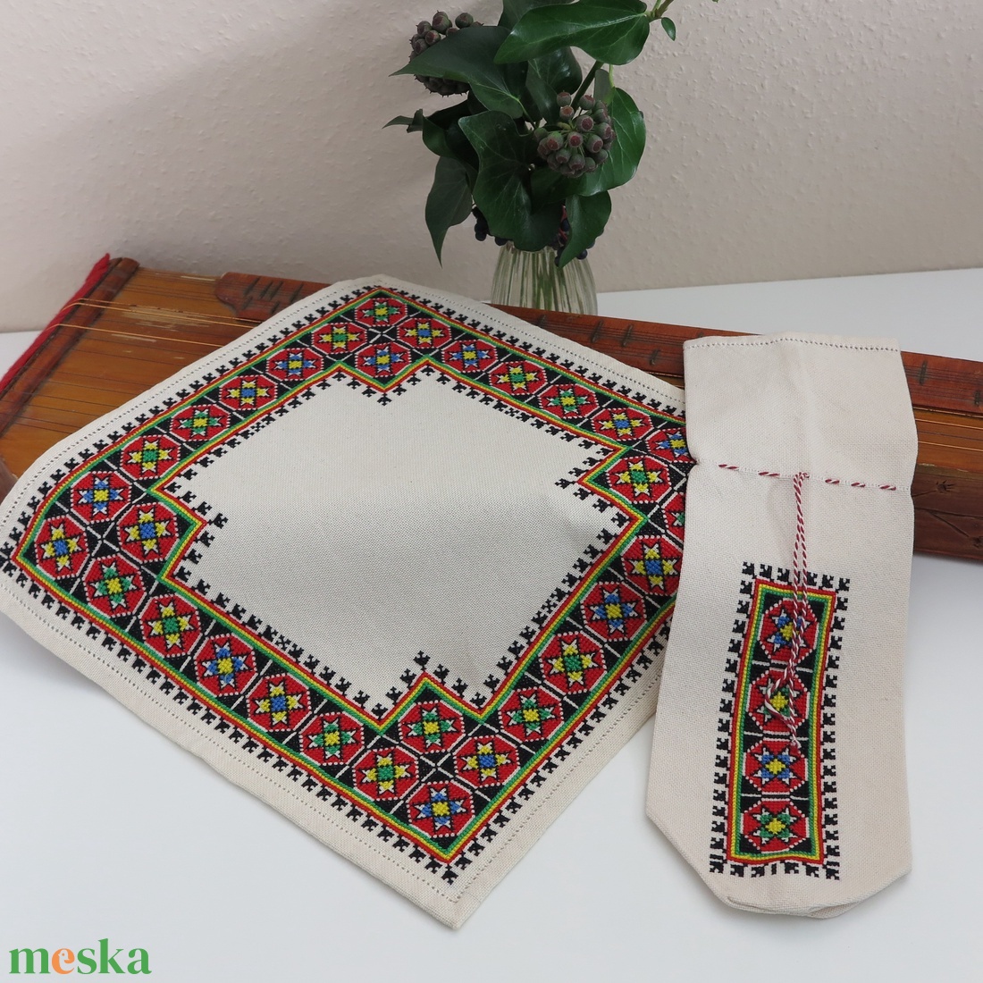 Tiszavidéki, beregi keresztszemes hímzett kisterítő és bortartó szett (2.) - otthon & életmód - konyhafelszerelés, tálalás - tálalás - tálalás - Meska.hu