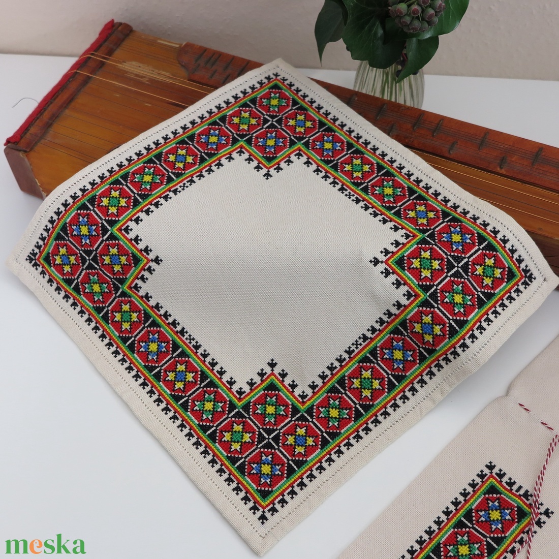 Tiszavidéki, beregi keresztszemes hímzett kisterítő és bortartó szett (2.) - otthon & életmód - konyhafelszerelés, tálalás - tálalás - tálalás - Meska.hu
