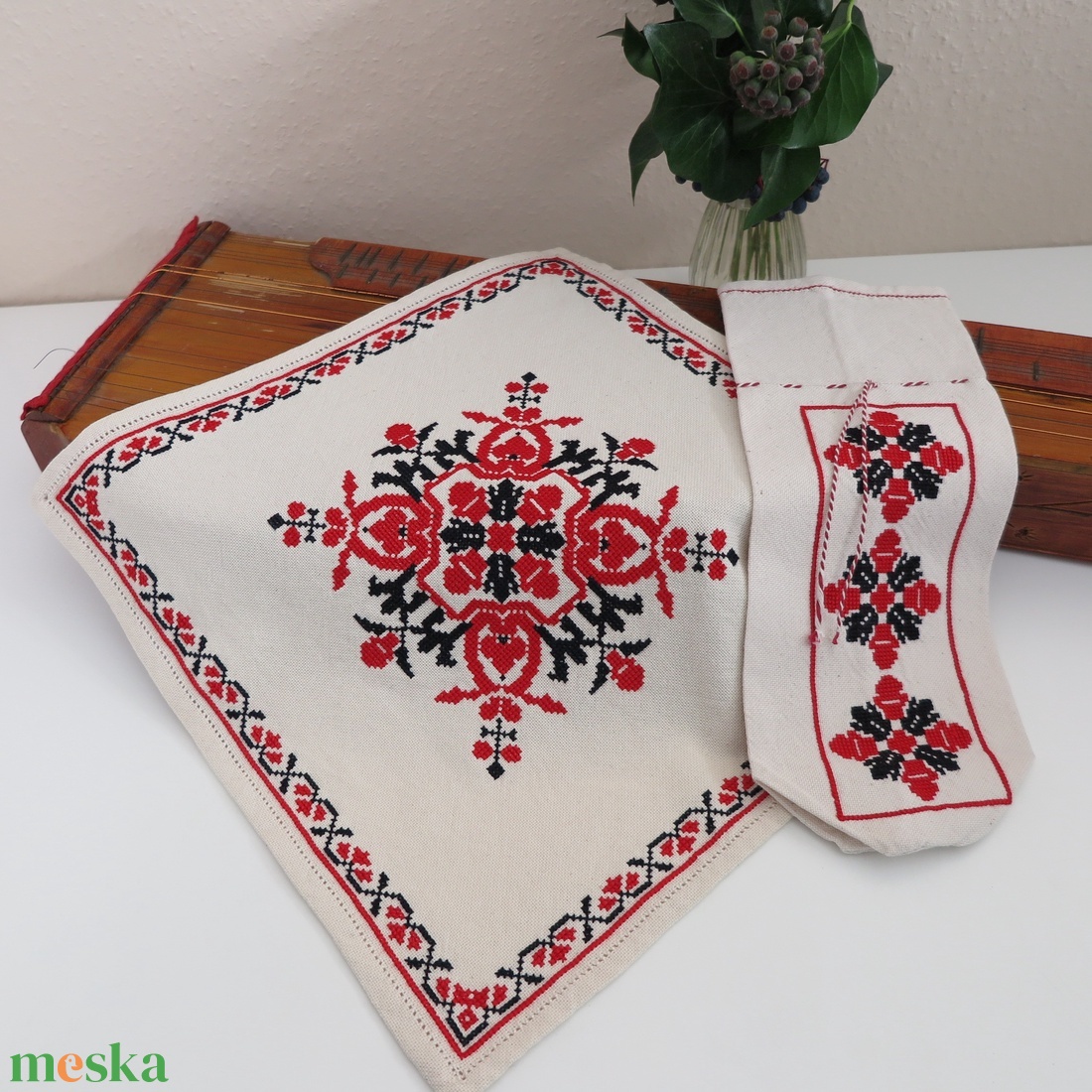 Tiszavidéki, beregi keresztszemes hímzett kisterítő és bortartó szett (3.) - otthon & életmód - konyhafelszerelés, tálalás - tálalás - terítő - Meska.hu