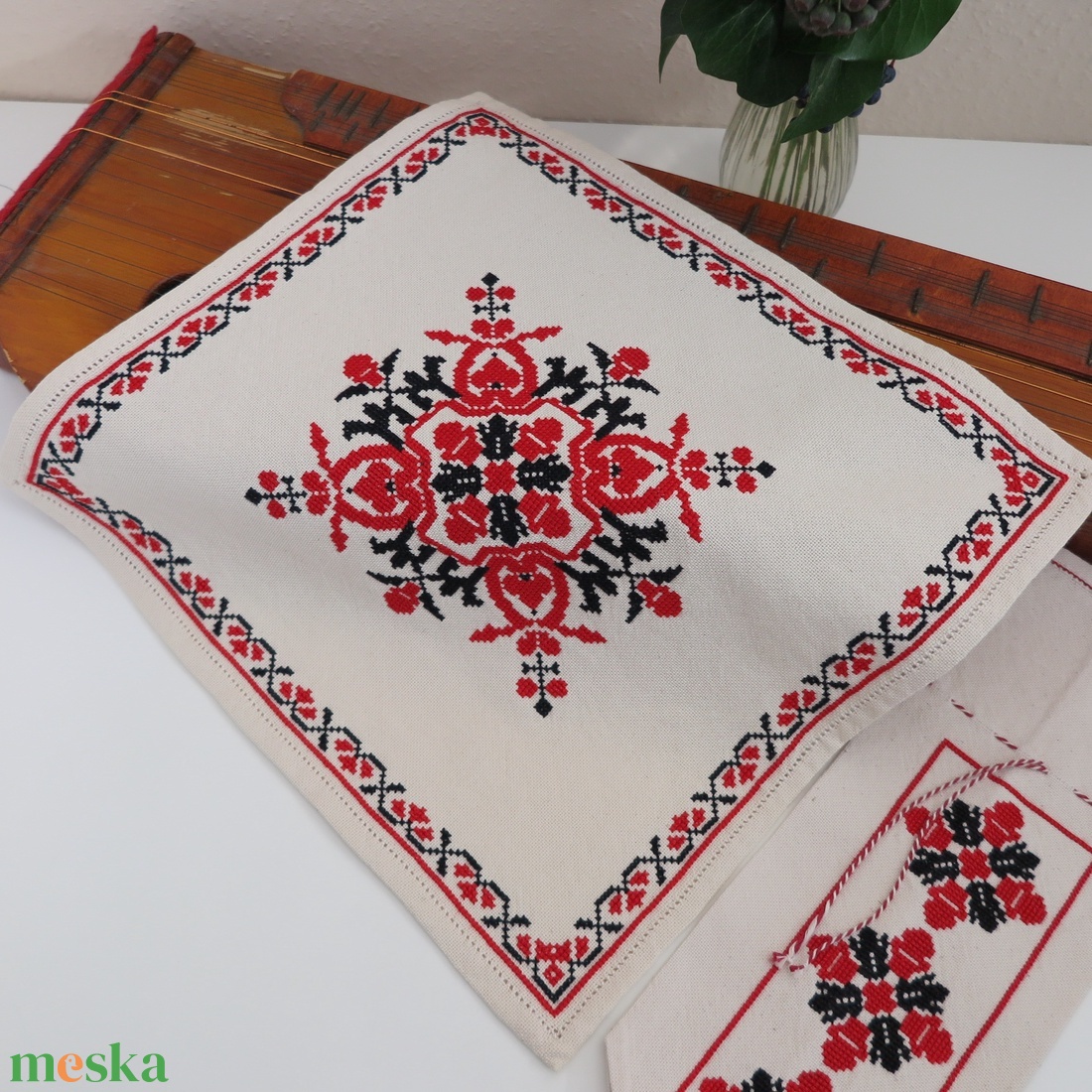 Tiszavidéki, beregi keresztszemes hímzett kisterítő és bortartó szett (3.) - otthon & életmód - konyhafelszerelés, tálalás - tálalás - terítő - Meska.hu
