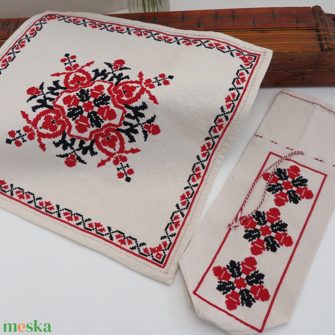 Tiszavidéki, beregi keresztszemes hímzett kisterítő és bortartó szett (3.) - otthon & életmód - konyhafelszerelés, tálalás - tálalás - terítő - Meska.hu