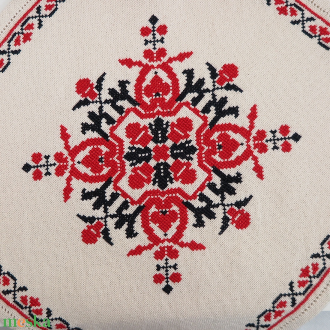 Tiszavidéki, beregi keresztszemes hímzett kisterítő és bortartó szett (3.) - otthon & életmód - konyhafelszerelés, tálalás - tálalás - terítő - Meska.hu