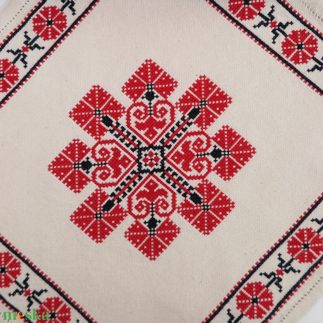 Tiszavidéki, beregi keresztszemes hímzett kisterítő és bortartó szett (5.) - otthon & életmód - konyhafelszerelés, tálalás - tálalás - tálalás - Meska.hu