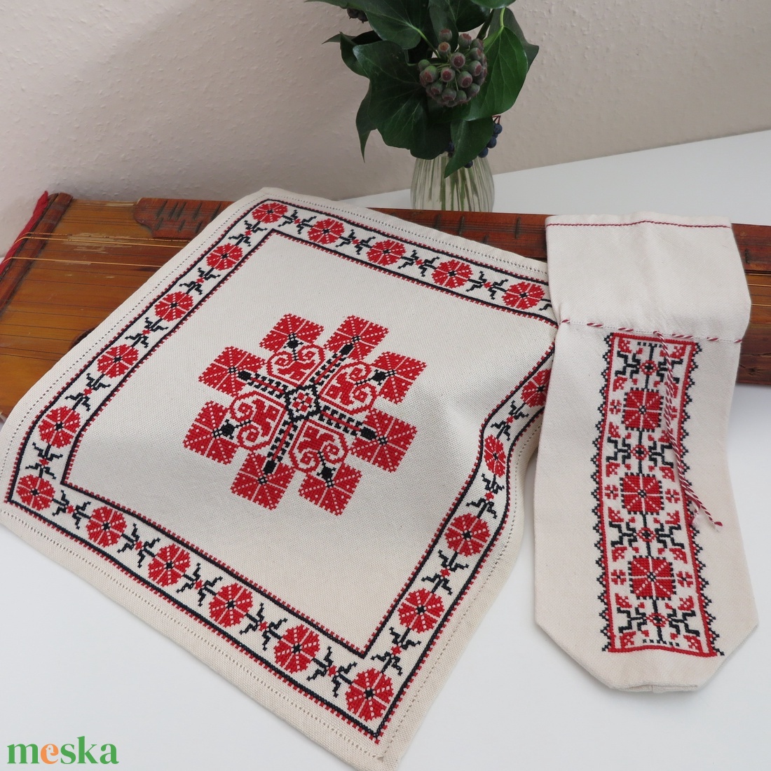 Tiszavidéki, beregi keresztszemes hímzett kisterítő és bortartó szett (5.) - otthon & életmód - konyhafelszerelés, tálalás - tálalás - tálalás - Meska.hu