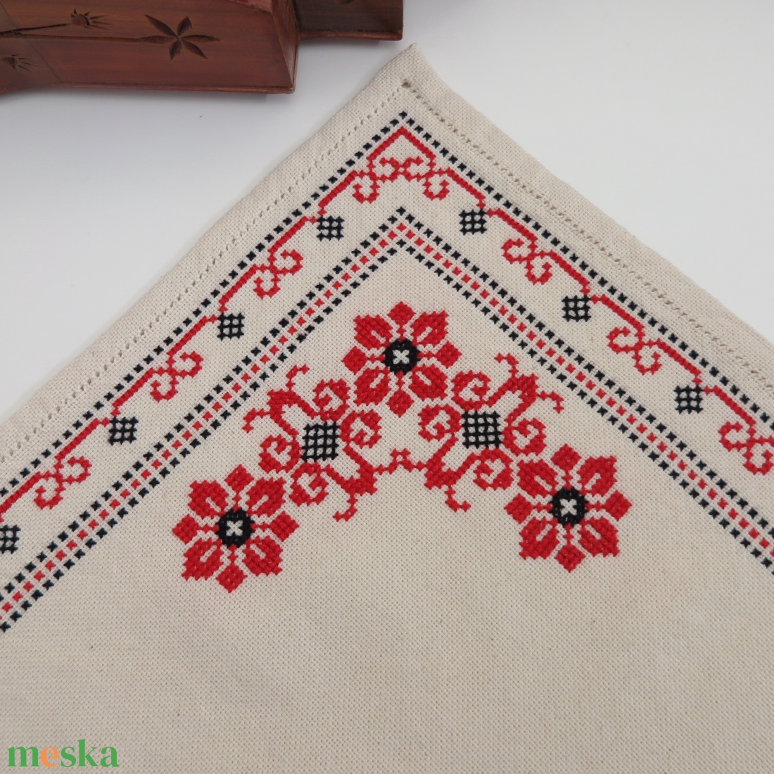 Tiszavidéki, beregi keresztszemes hímzett kisterítő és bortartó szett (9.) - otthon & életmód - konyhafelszerelés, tálalás - tálalás - tálalás - Meska.hu