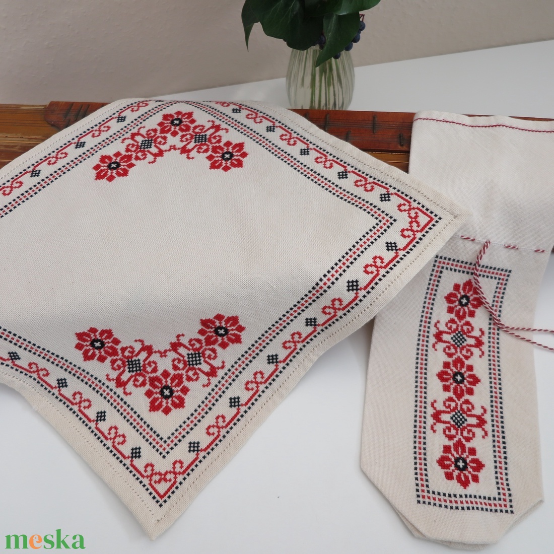 Tiszavidéki, beregi keresztszemes hímzett kisterítő és bortartó szett (9.) - otthon & életmód - konyhafelszerelés, tálalás - tálalás - tálalás - Meska.hu