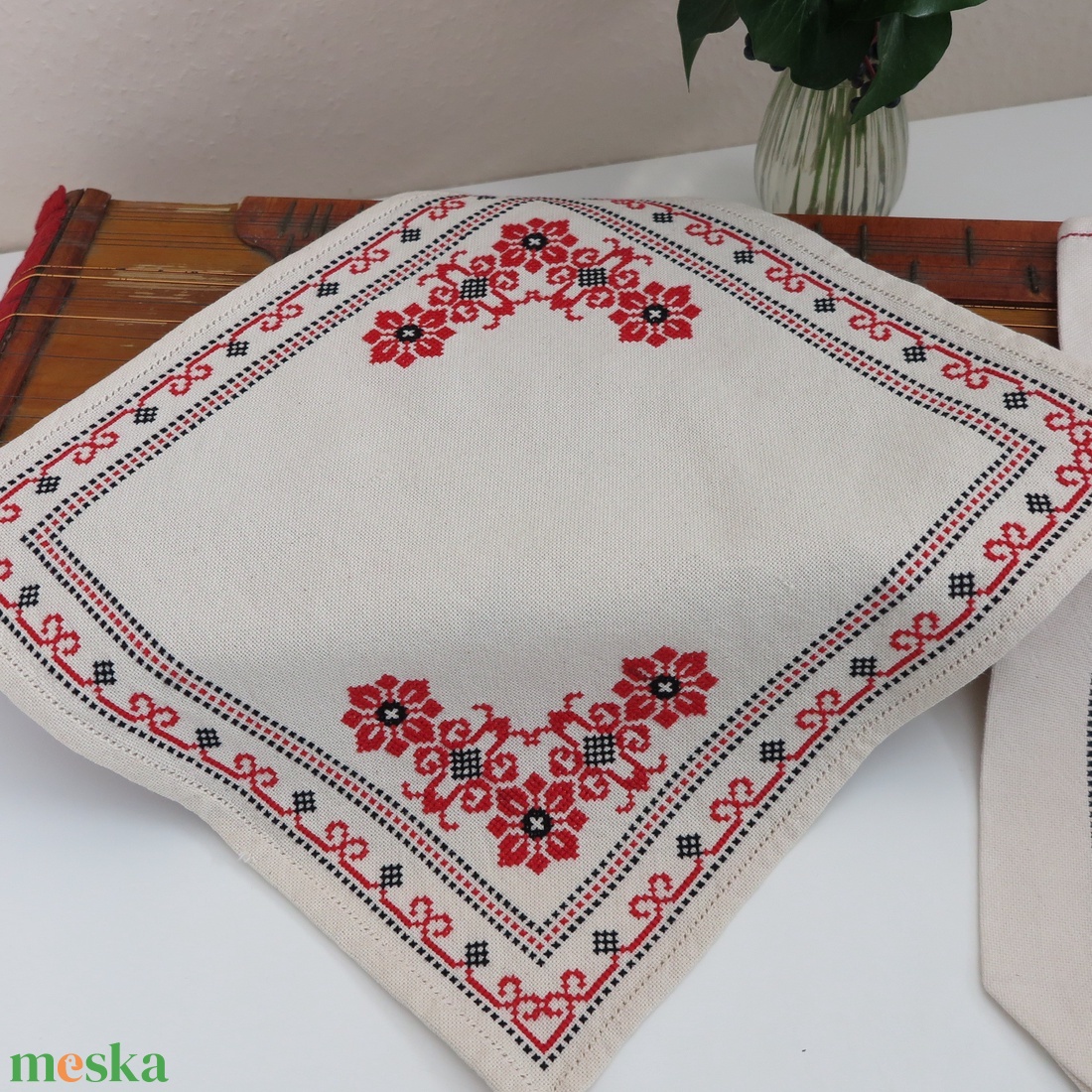 Tiszavidéki, beregi keresztszemes hímzett kisterítő és bortartó szett (9.) - otthon & életmód - konyhafelszerelés, tálalás - tálalás - tálalás - Meska.hu