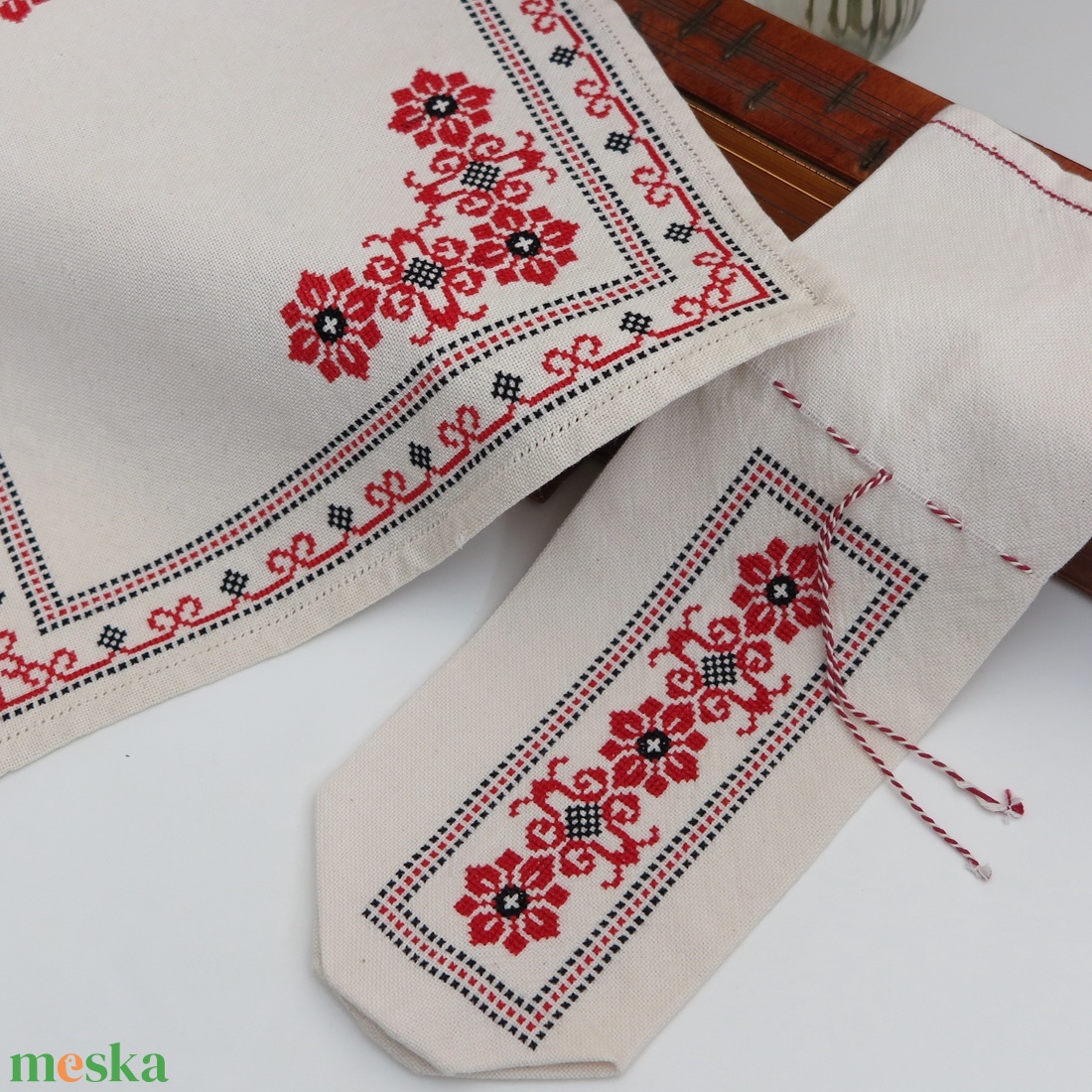 Tiszavidéki, beregi keresztszemes hímzett kisterítő és bortartó szett (9.) - otthon & életmód - konyhafelszerelés, tálalás - tálalás - tálalás - Meska.hu