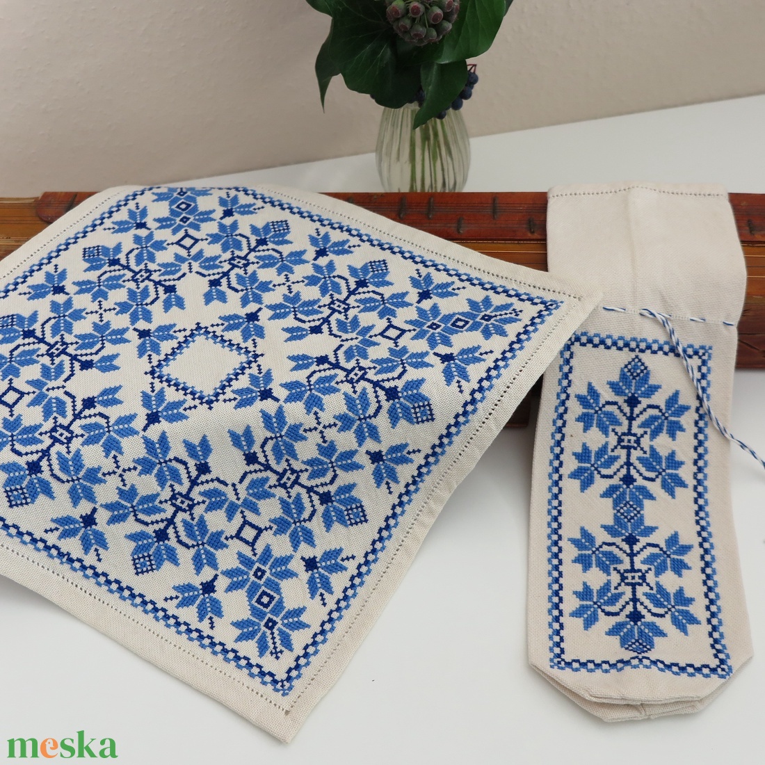 Tiszavidéki, beregi keresztszemes hímzett kisterítő és bortartó szett (11.) - otthon & életmód - konyhafelszerelés, tálalás - tálalás - tálalás - Meska.hu