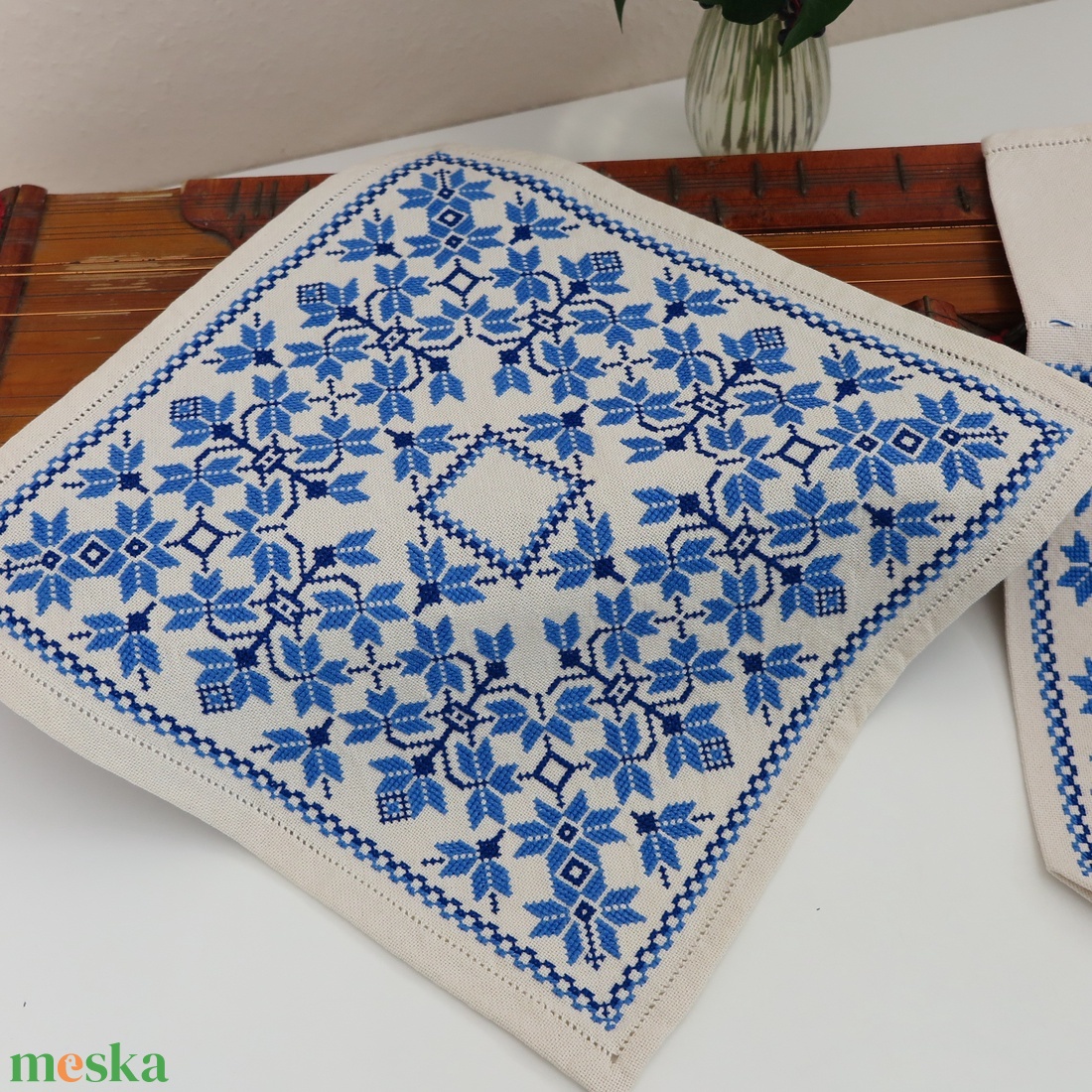 Tiszavidéki, beregi keresztszemes hímzett kisterítő és bortartó szett (11.) - otthon & életmód - konyhafelszerelés, tálalás - tálalás - tálalás - Meska.hu