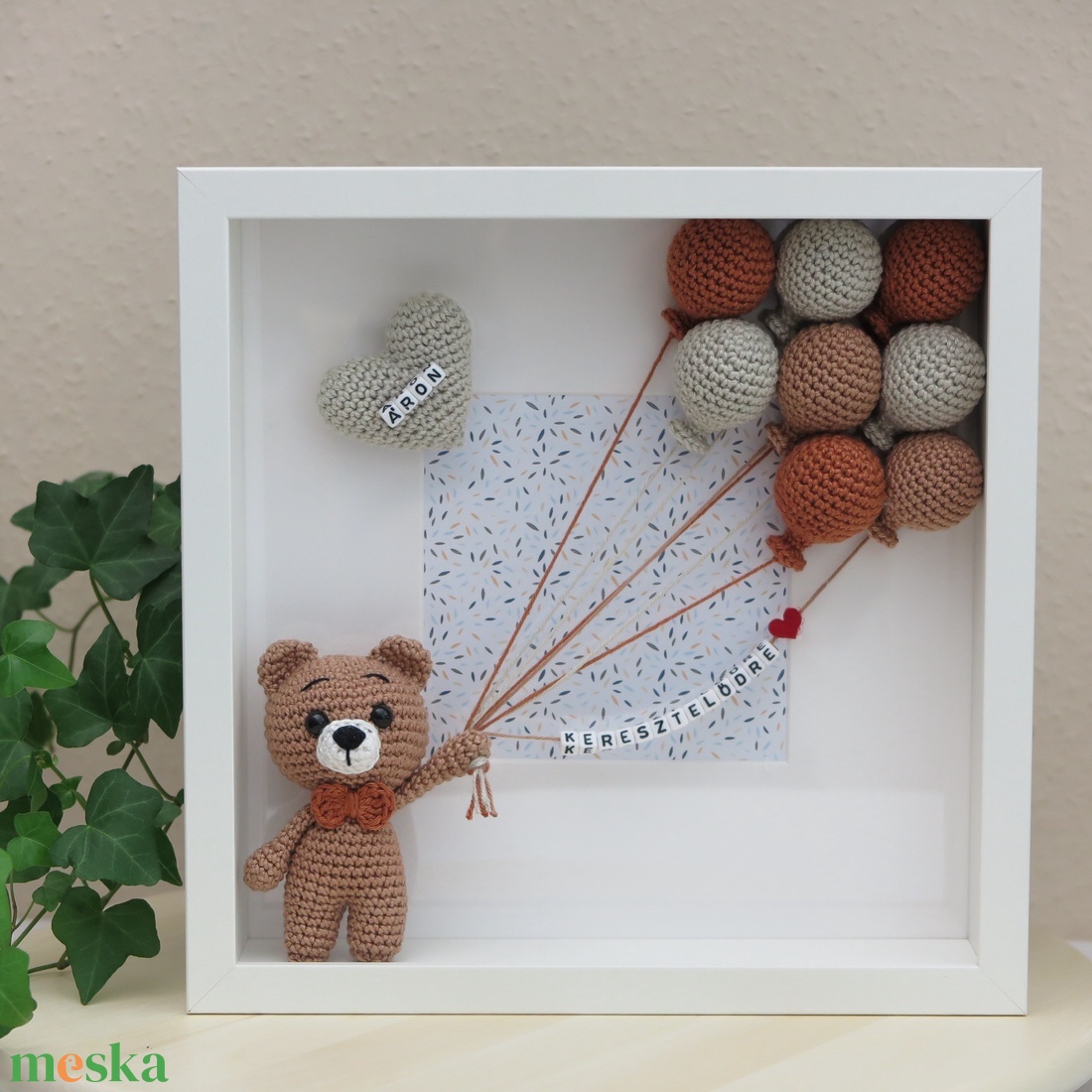 Horgolt, névreszóló MACI babaköszöntő kép, keresztelőajándék, babaszoba dekoráció - játék & sport - babalátogató ajándékcsomag - Meska.hu