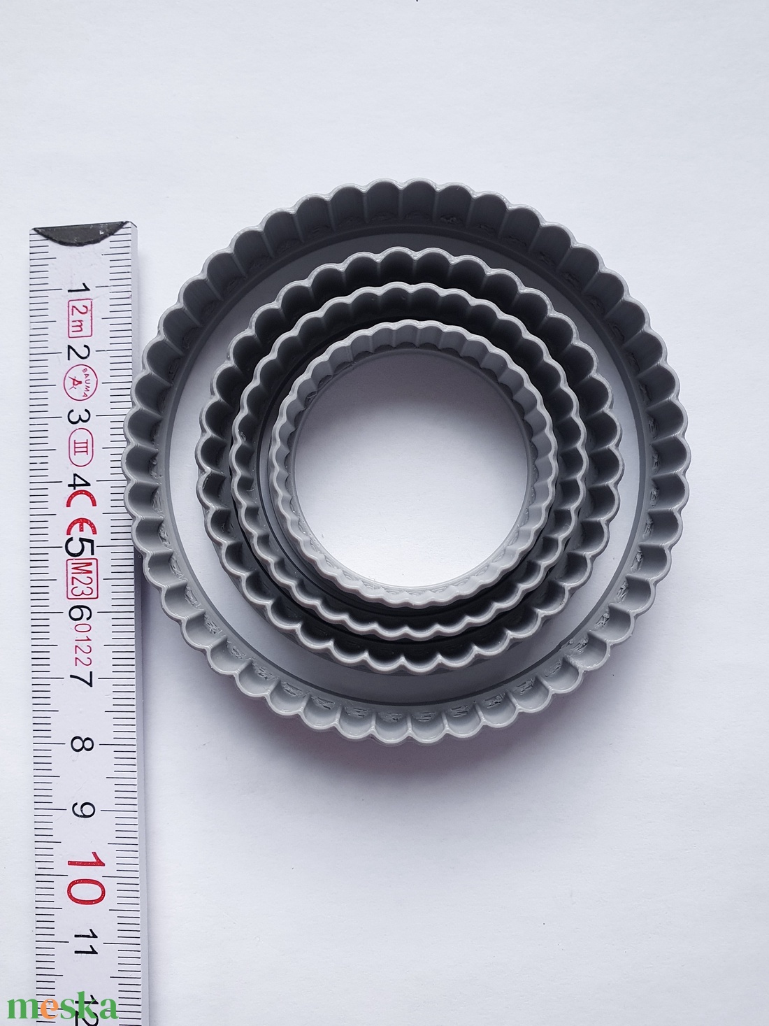 Kör alakú kiszúró cakkos éllel, Agyag, polymer clay, égethető gyurma, mézeskalács, keksz, szappan kiszúró - kellékek & szerszámok - díszíthető tárgyak - kerámia - Meska.hu Kör alakú kiszúró cakkos éllel, Agyag, polymer clay, égethető gyurma, mézeskalács, keksz, szappan kiszúró - kellékek & szerszámok - díszíthető tárgyak - kerámia - Meska.hu