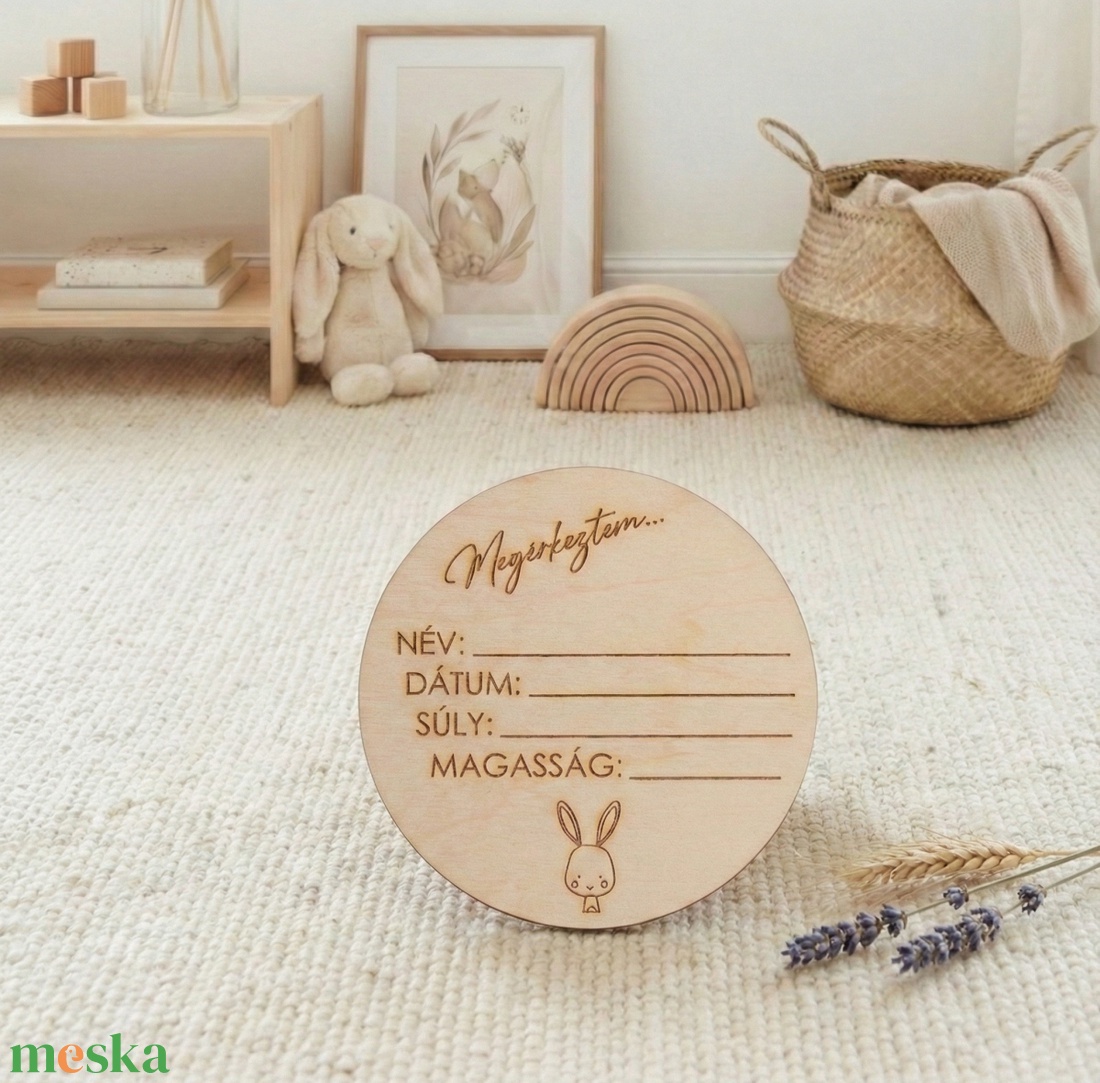 Fából készült baba emléktábla, babaszoba dekor, ajándék születésre, babafotózáshoz kiegészítő - baba - mama - babafotózás - babafotózási kellékek - Meska.hu