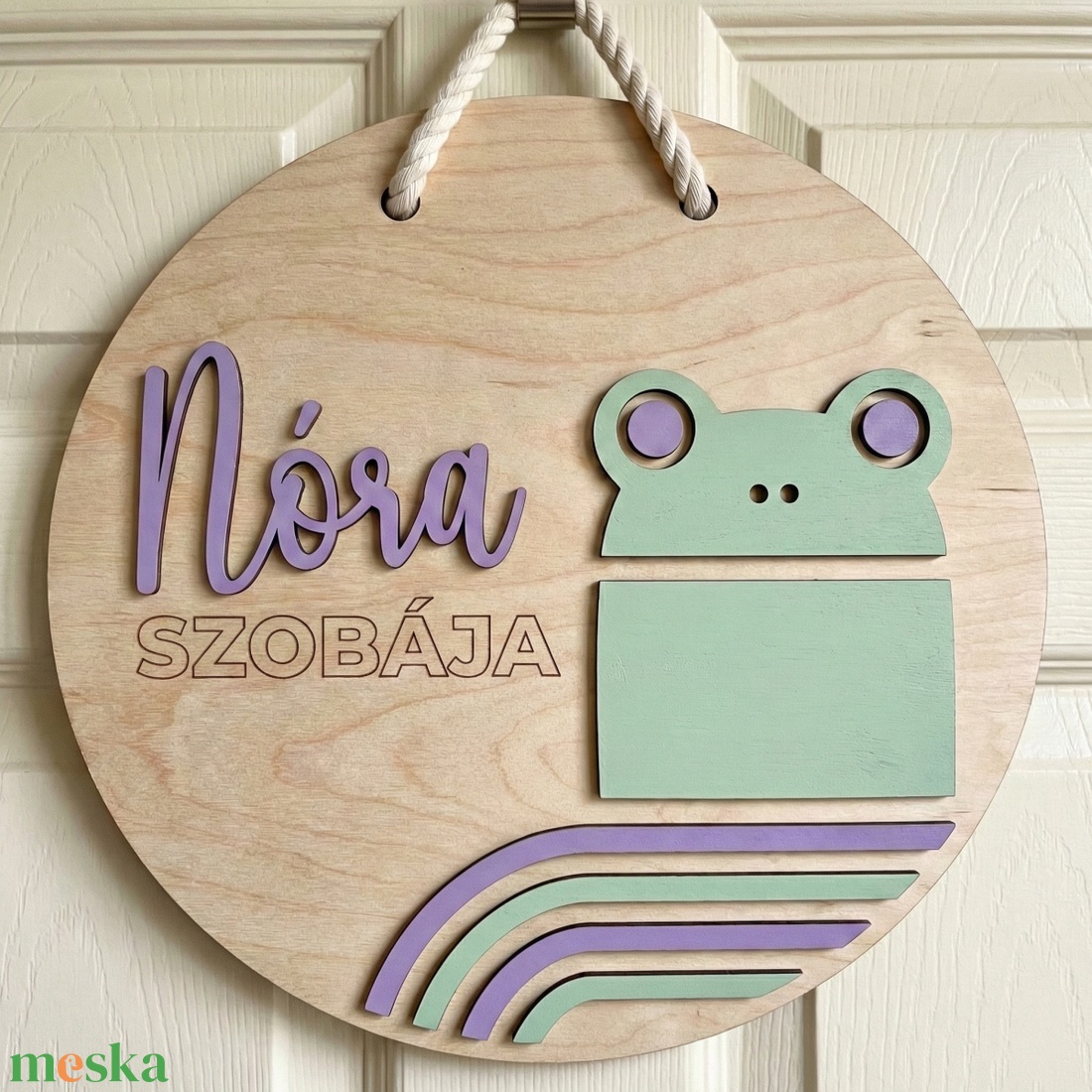 Egyedi ajtódísz, állatfigurás névtábla ajtóra, békás névtábla, kreatív fotózási kellék - otthon & életmód - dekoráció - ajtó- és ablak dekoráció - ajtódísz & kopogtató - Meska.hu