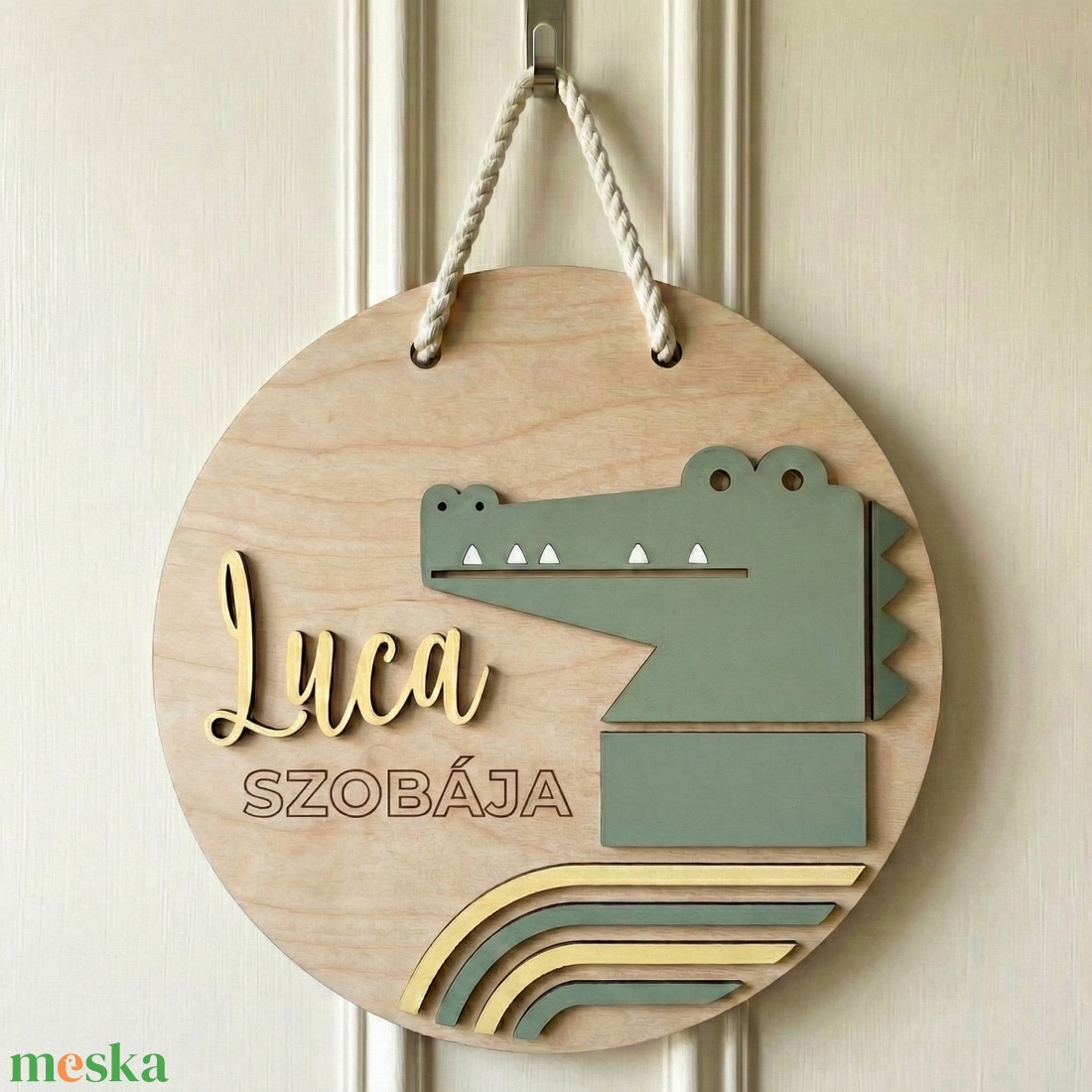 Névtábla ajtóra, egyedi ajtódísz, krokodil mintával, kreatív fotózási kellék - otthon & életmód - dekoráció - ajtó- és ablak dekoráció - ajtódísz & kopogtató - Meska.hu