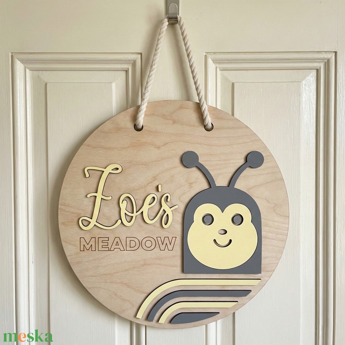 Egyedi gyerekszoba ajtódísz, névtábla falra, méhecske mintával, kreatív fotózási kellék - otthon & életmód - dekoráció - ajtó- és ablak dekoráció - ajtódísz & kopogtató - Meska.hu