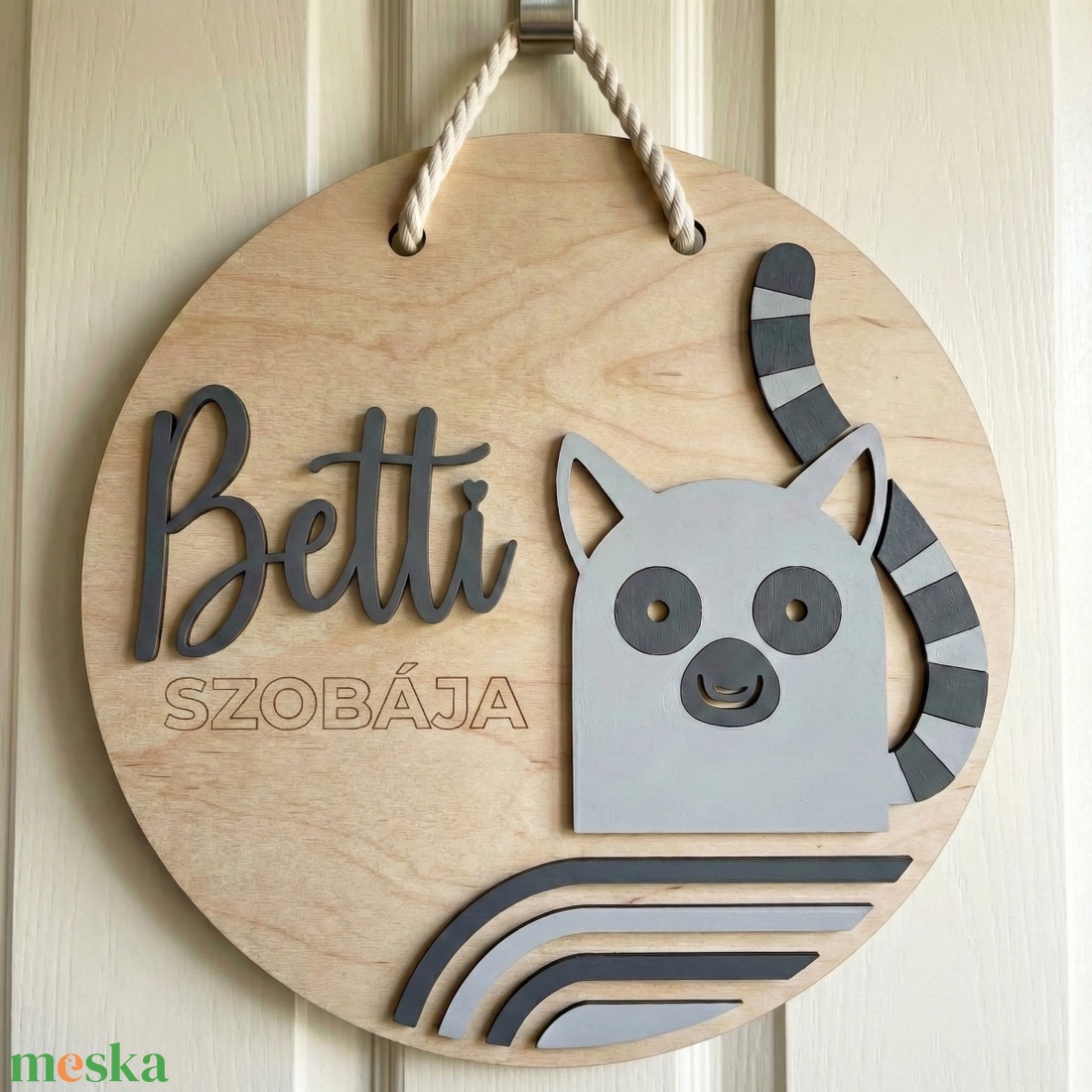 Egyedi gyerekszoba ajtódísz, névtábla falra, lemúr figurával, kreatív fotózási kellék - otthon & életmód - dekoráció - ajtó- és ablak dekoráció - ajtódísz & kopogtató - Meska.hu