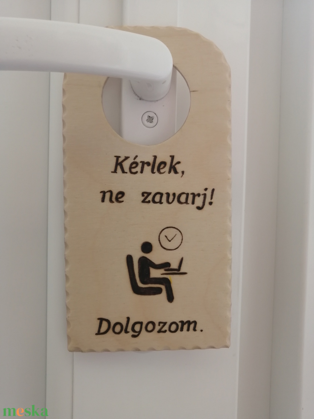 Kétoldalú ajtókilincs tábla - Dolgozom, ne zavarj!  - otthon & életmód - dekoráció - ajtó- és ablak dekoráció - ajtódísz & kopogtató - Meska.hu
