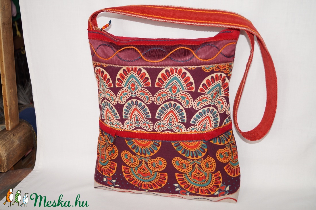Tűznyelv, bordó-narancs, 2 oldalt, különböző mintával díszített, nagy méretű válltáska -  - Meska.hu