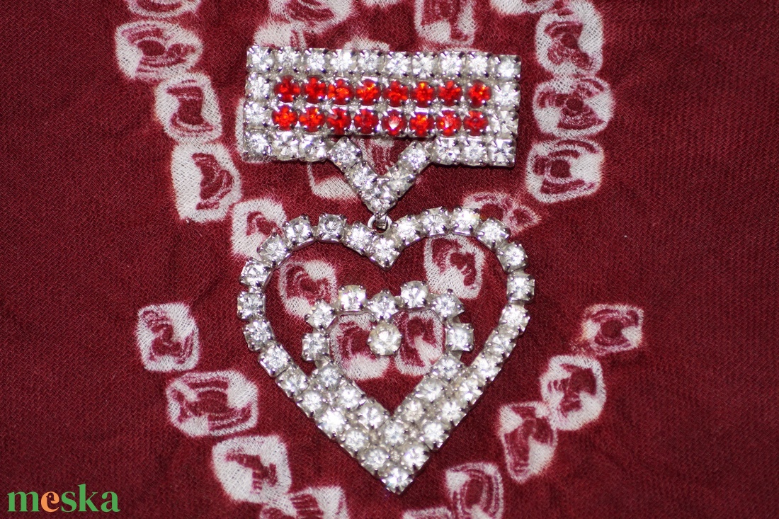 Fehér, piros, strasszos, szív formájú, retro kitűző - ékszer - kitűző és bross - kitűző - Meska.hu Fehér, piros, strasszos, szív formájú, retro kitűző - ékszer - kitűző és bross - kitűző - Meska.hu