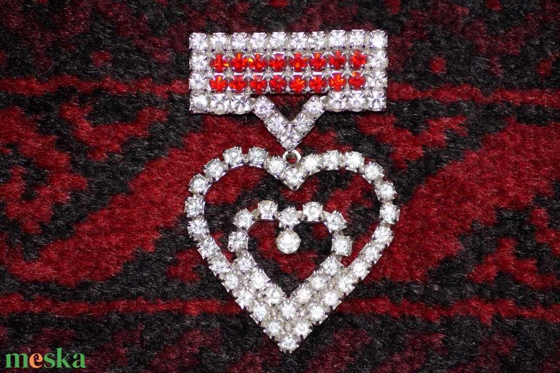 Fehér, piros, strasszos, szív formájú, retro kitűző - ékszer - kitűző és bross - kitűző - Meska.hu Fehér, piros, strasszos, szív formájú, retro kitűző - ékszer - kitűző és bross - kitűző - Meska.hu
