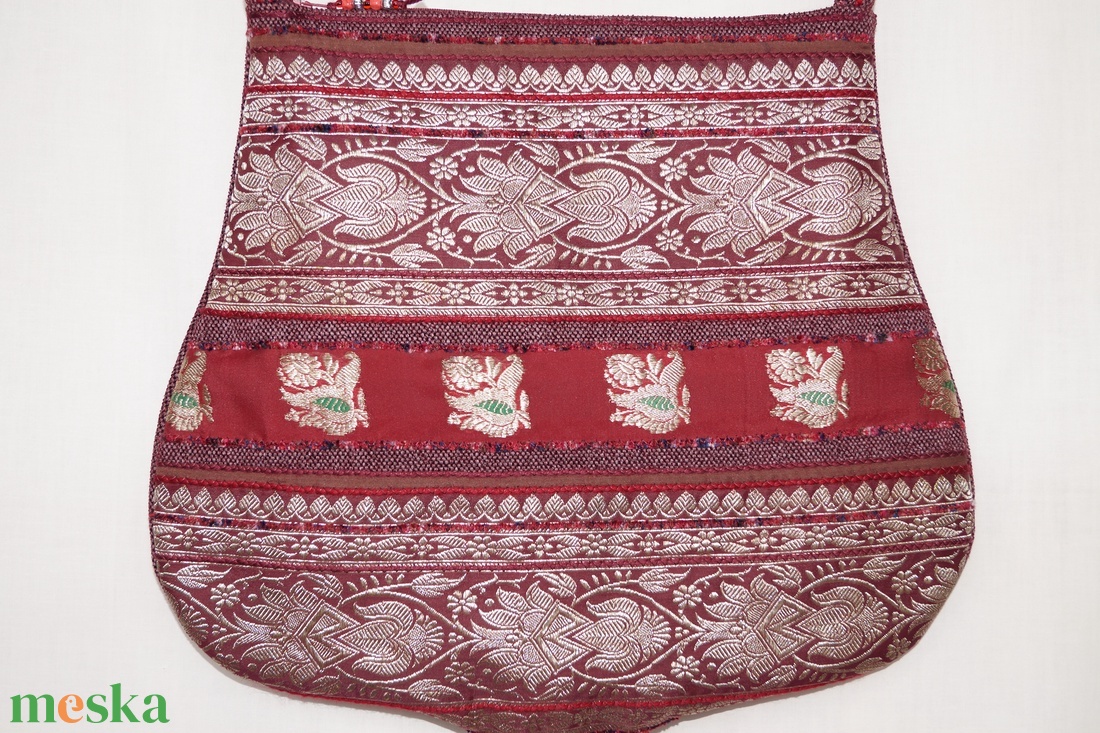 Bordó, ezüst, íves formájú, indiai, kézzel szőtt, virág mintás, bordó csíkos, közepes méretű zsebes női válltáska - táska & tok - kézitáska & válltáska - válltáska - Meska.hu