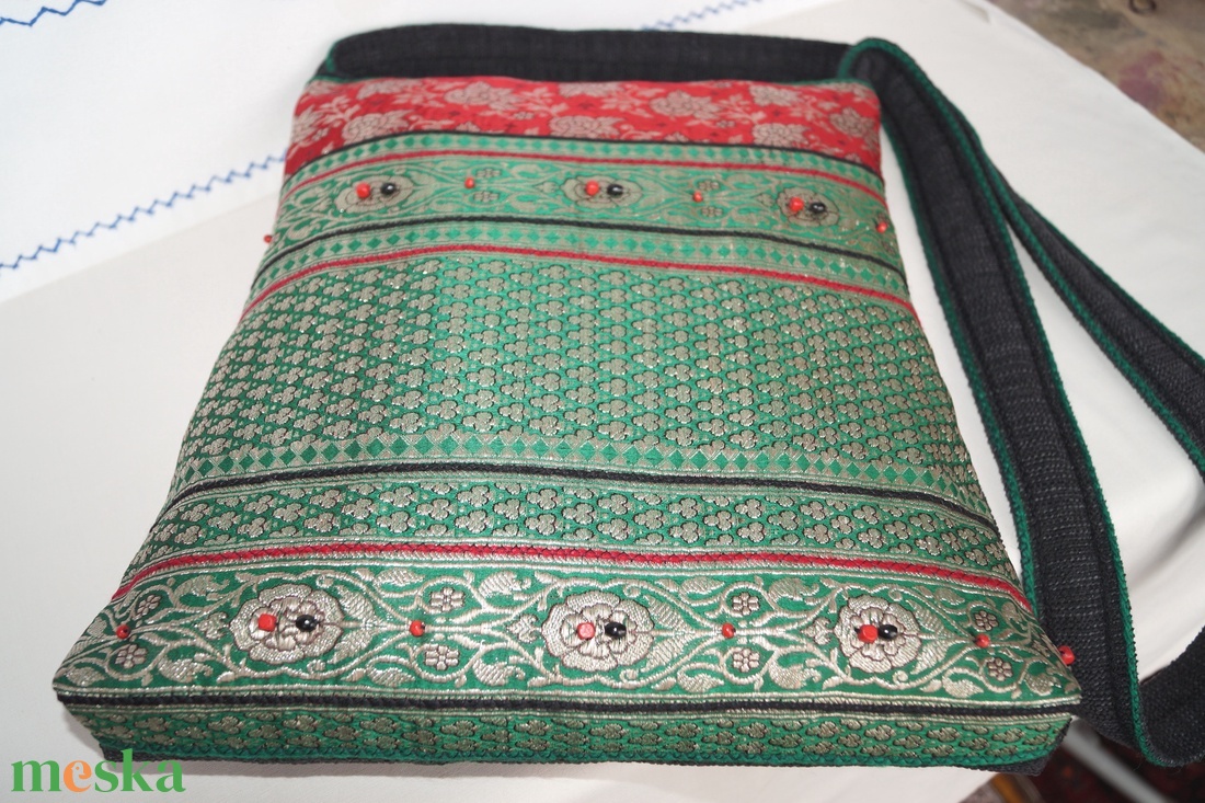 FOGLALT!! Zöld-ezüst-piros, virágos, különleges indiai esküvő, közepes méretű válltáska  - táska & tok - kézitáska & válltáska - válltáska - Meska.hu