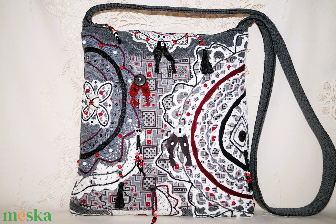 Fekete, szürke, fehér, bordó, csipkés, gyöngyös, vintage, bohém, cipzáros közepes méretű női válltáska zsebekkel - táska & tok - kézitáska & válltáska - válltáska - Meska.hu