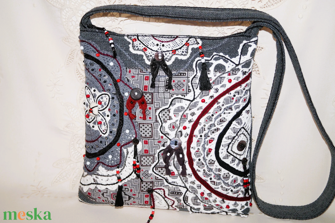 Fekete, szürke, fehér, bordó, csipkés, gyöngyös, vintage, bohém, cipzáros közepes méretű női válltáska zsebekkel - táska & tok - kézitáska & válltáska - válltáska - Meska.hu