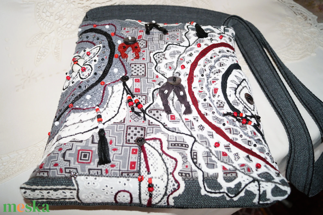 Fekete, szürke, fehér, bordó, csipkés, gyöngyös, vintage, bohém, cipzáros közepes méretű női válltáska zsebekkel - táska & tok - kézitáska & válltáska - válltáska - Meska.hu