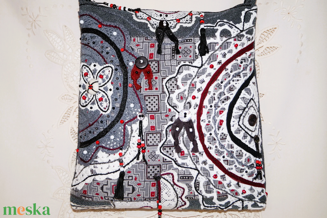 Fekete, szürke, fehér, bordó, csipkés, gyöngyös, vintage, bohém, cipzáros közepes méretű női válltáska zsebekkel - táska & tok - kézitáska & válltáska - válltáska - Meska.hu